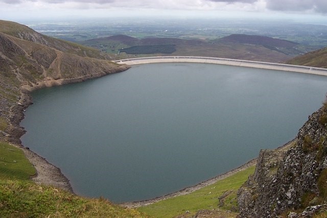 Llun o’r gronfa ddŵr uchaf yn Ninorwig